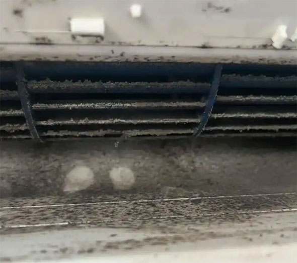 中站空调吹的风有股烧焦味是怎么回事